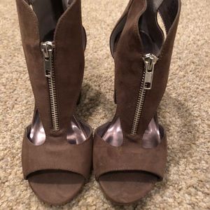 Carlos Santana Jury Zip Block Heel Sandals. Size 7